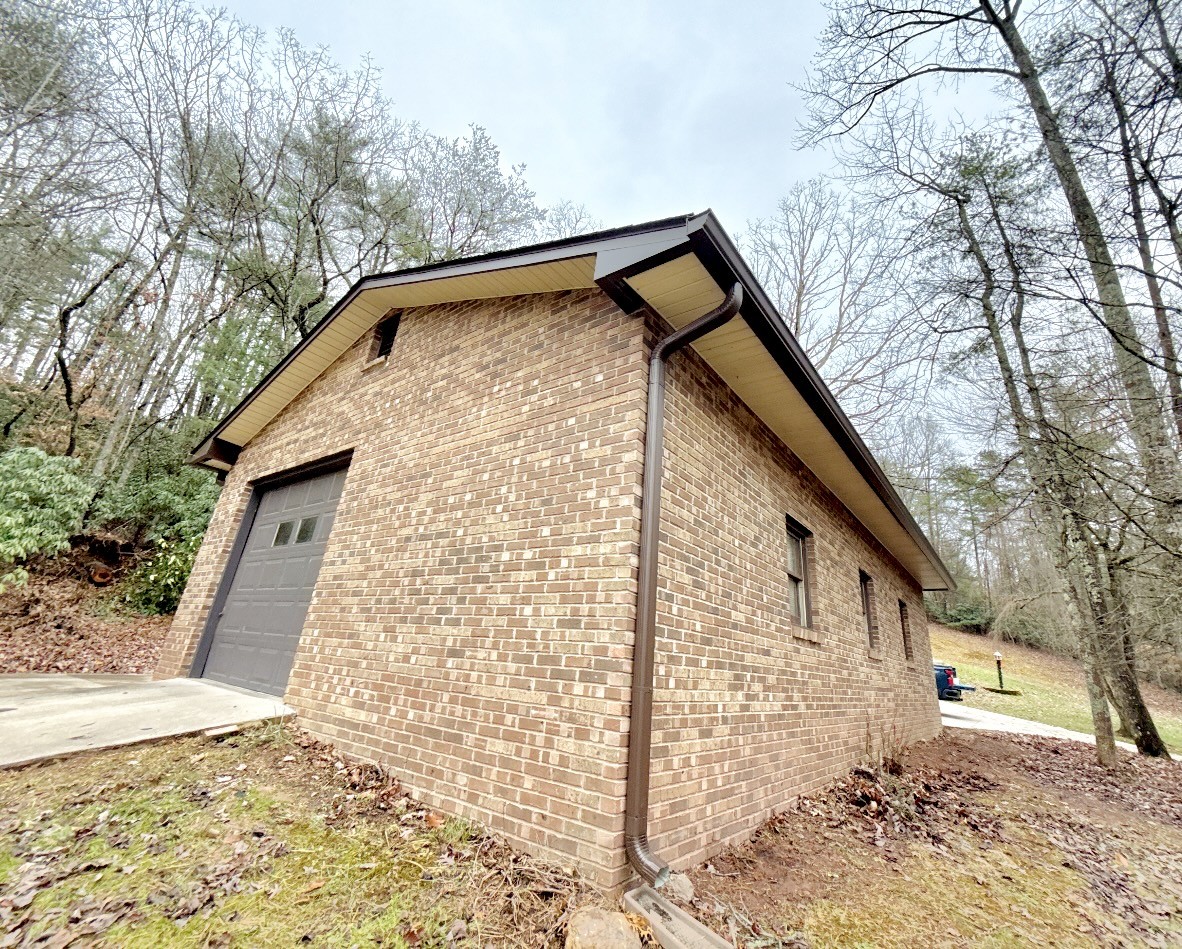 Elevating Exteriors: Gutter Replacement Project in Unicoi, Tennessee. Thumbnail